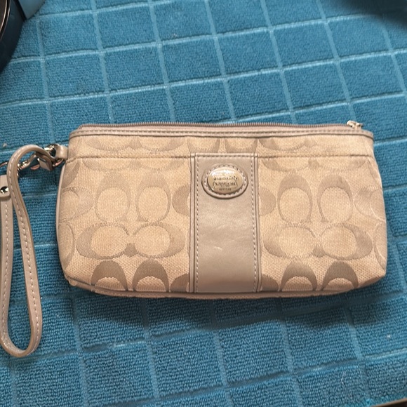 Coach wristlet - Picture 2 of 6